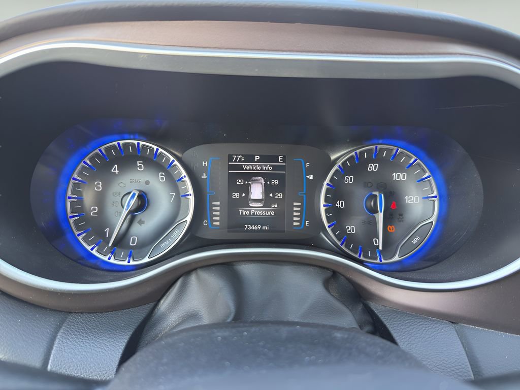 Used 2017 Chrysler Pacifica Touring-L w/ Tire & Wheel Group FWD image 7