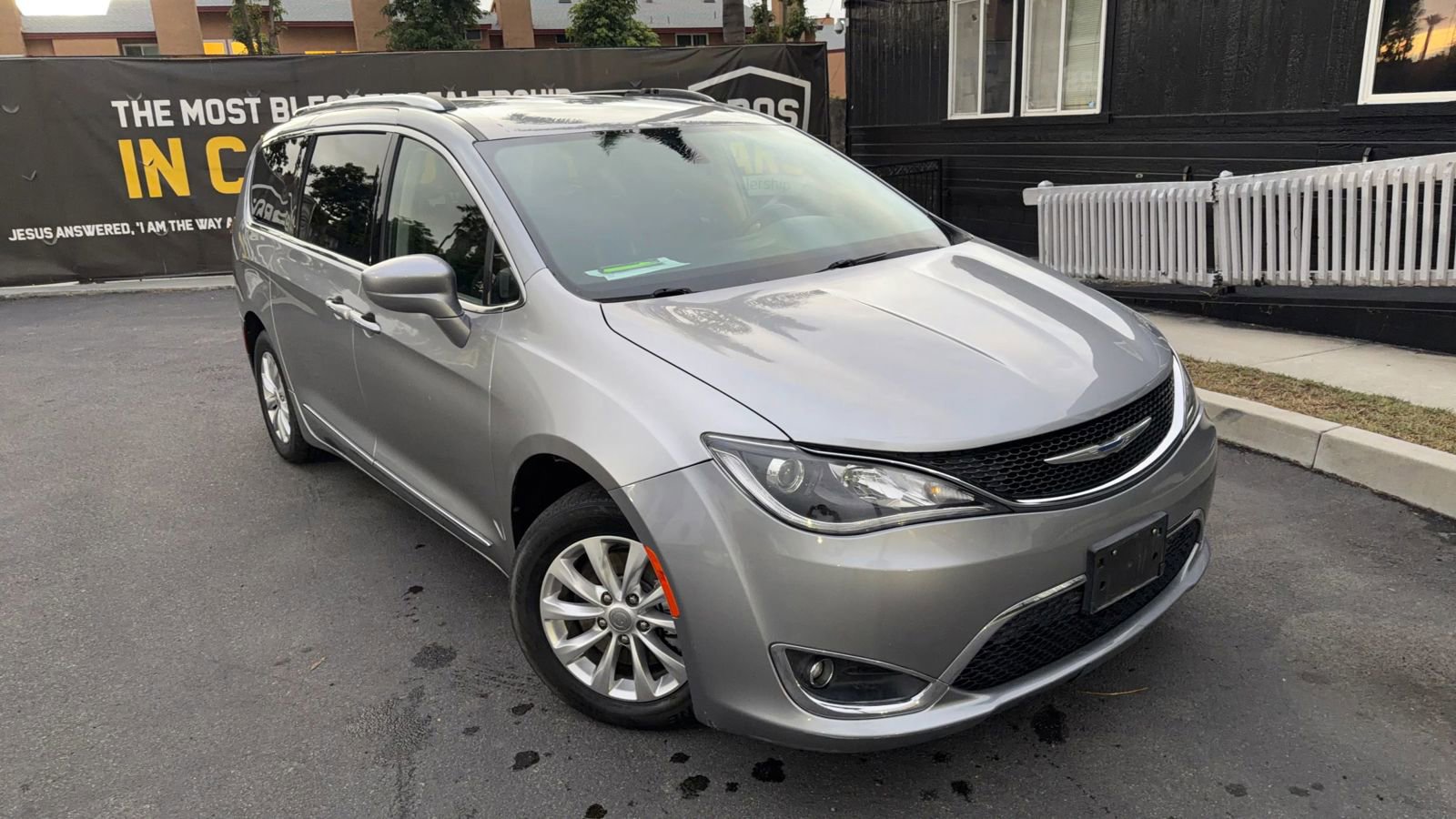 Used 2018 Chrysler Pacifica Touring-L image 4