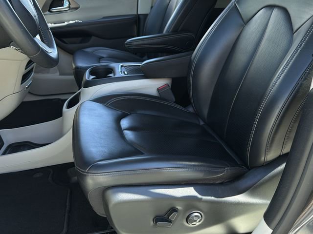 Used 2023 Chrysler Pacifica Touring-L FWD image 21