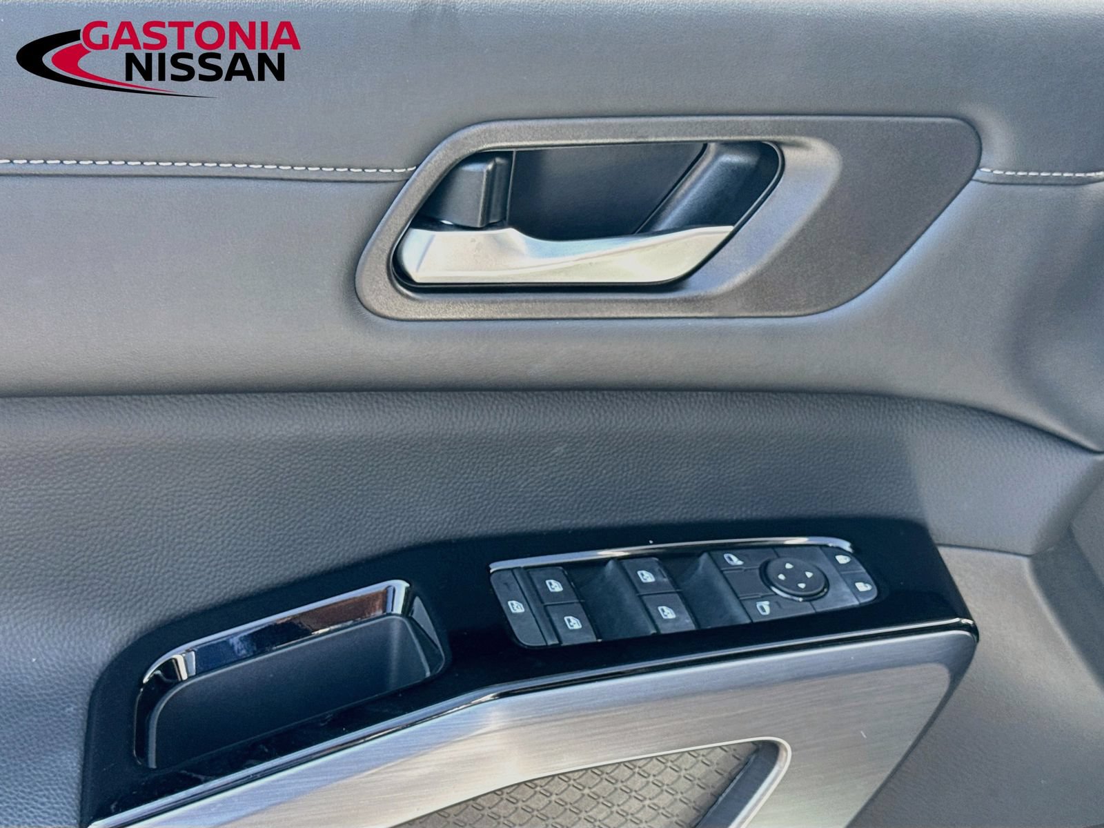 Used 2025 Nissan Pathfinder SL w/ Black Appearance Package FWD image 23