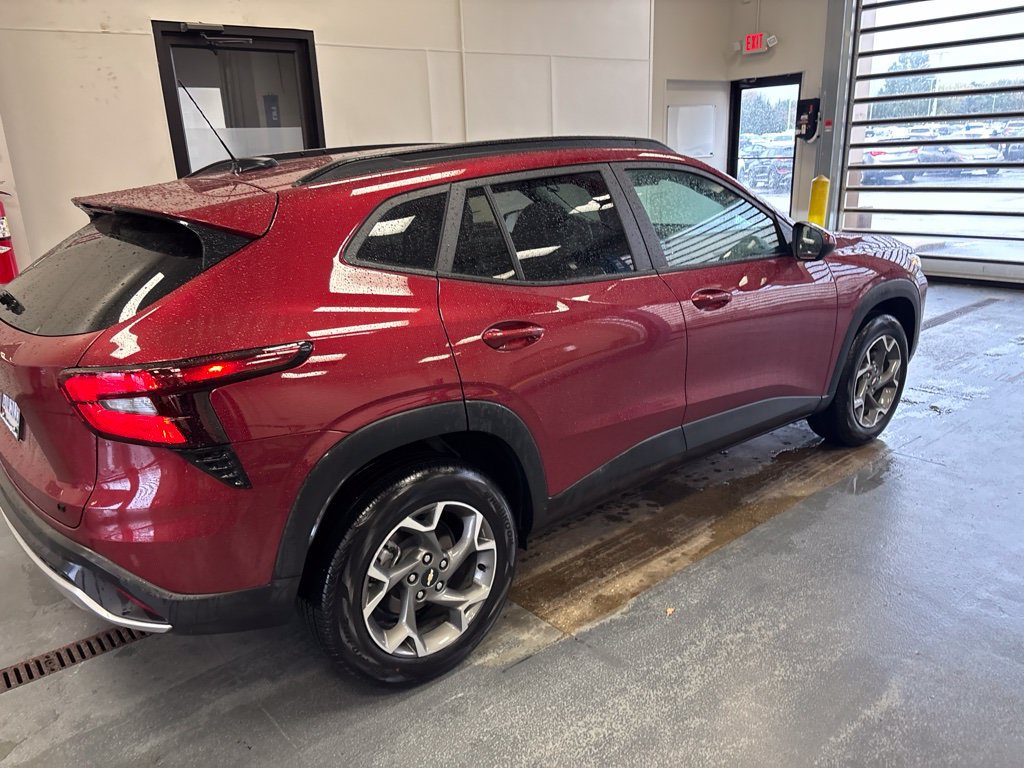 Used 2025 Chevrolet Trax LT w/ Sunroof Package FWD image 9