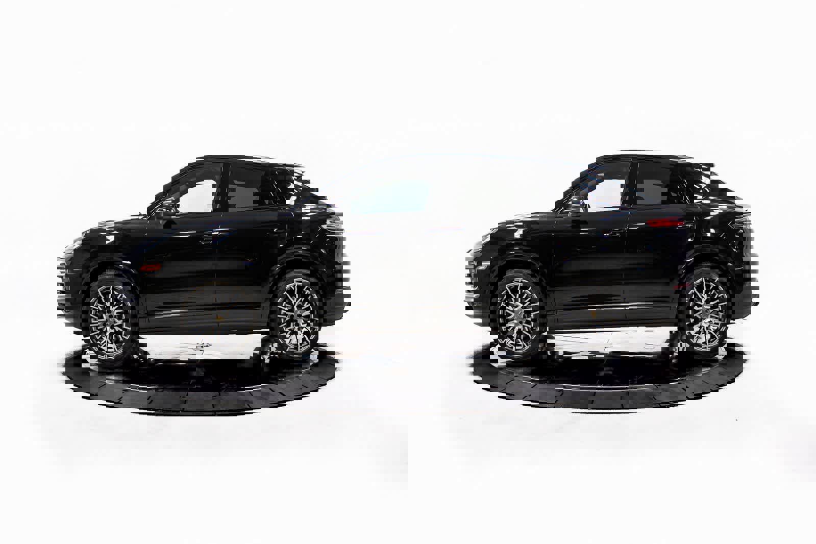 Certified 2022 Porsche Cayenne Platinum Edition image 2