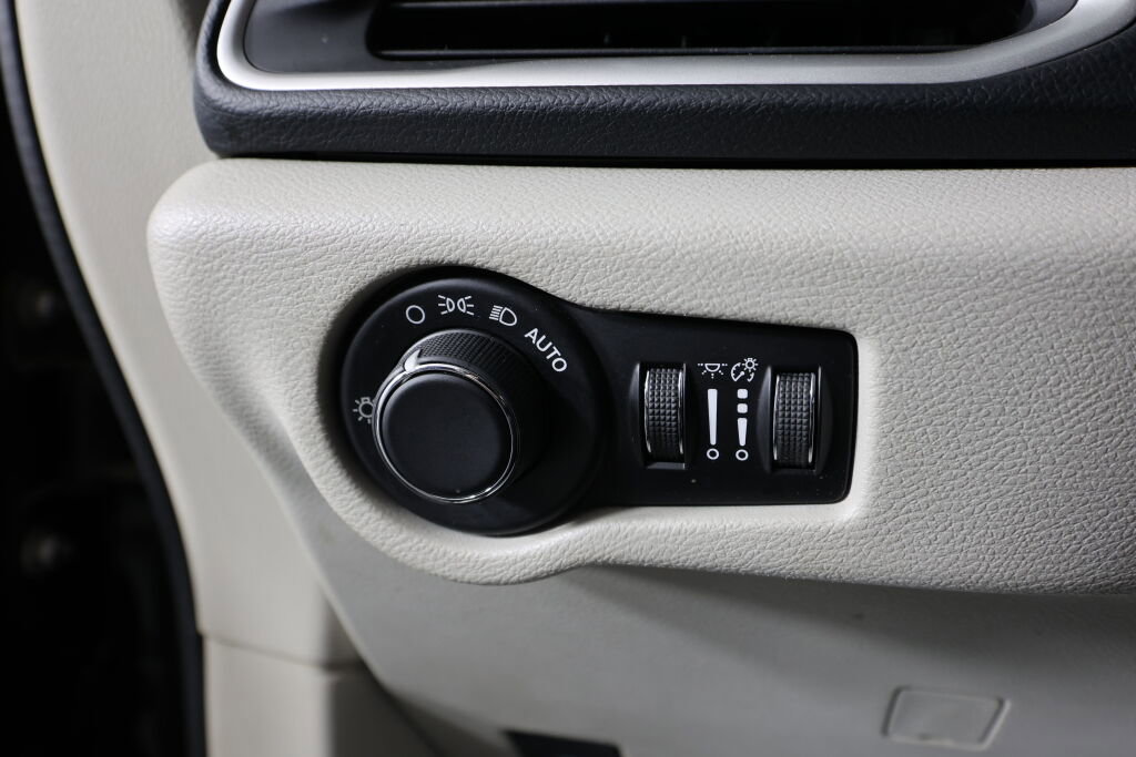 Used 2017 Chrysler Pacifica Touring image 31