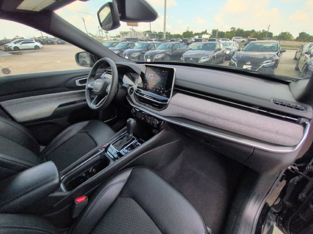 Used 2025 Jeep Compass Latitude w/ Sun & Sound Group AWD/4WD image 31