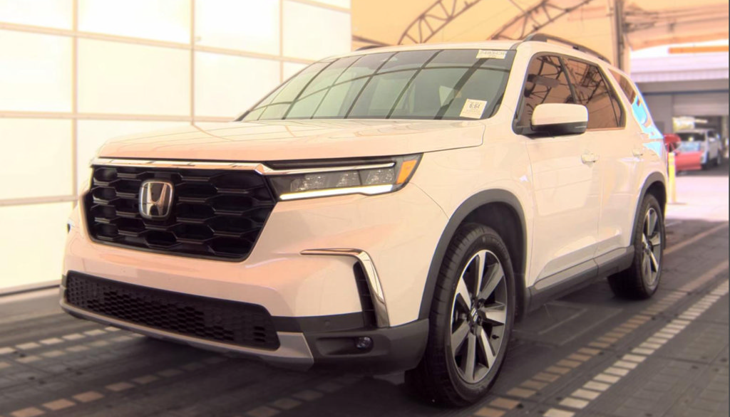 Used 2025 Honda Pilot Touring image 1