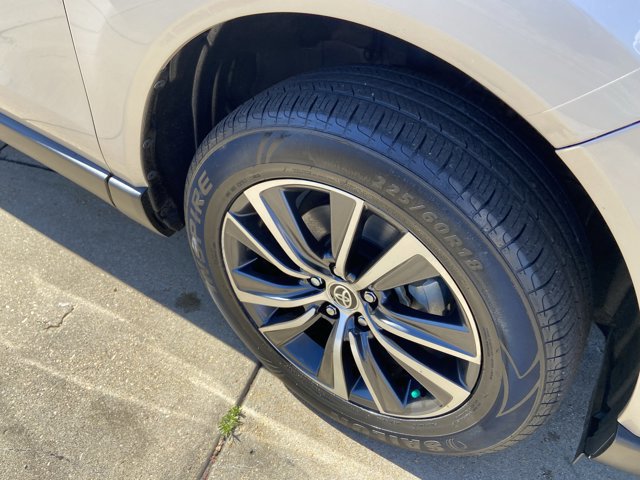 Used 2021 Toyota Venza LE image 32