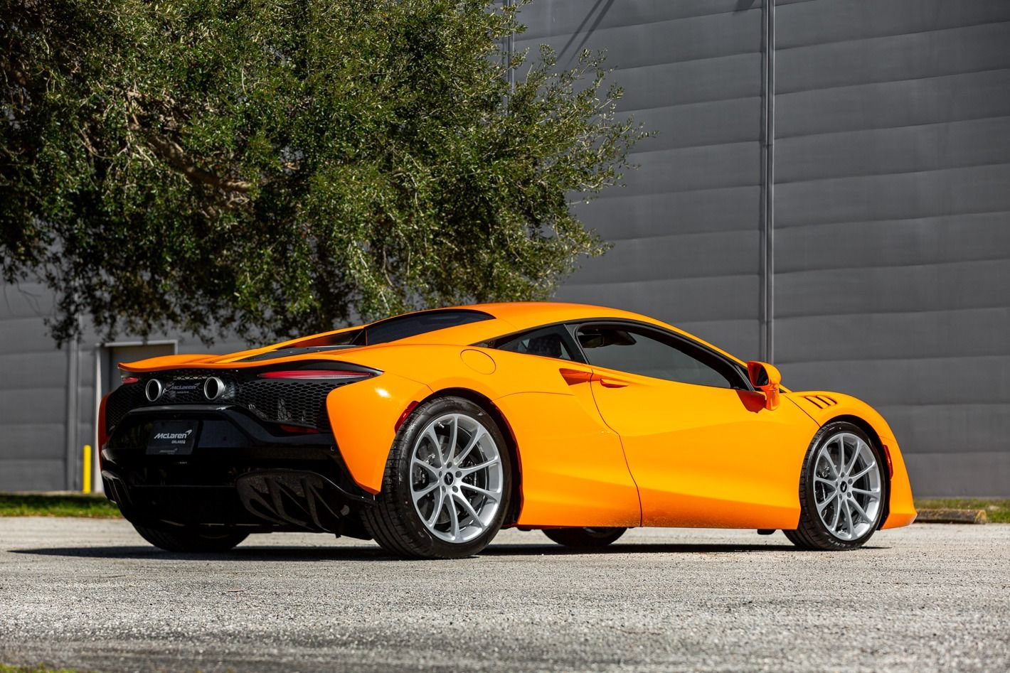 Used 2024 McLaren Artura RWD image 24