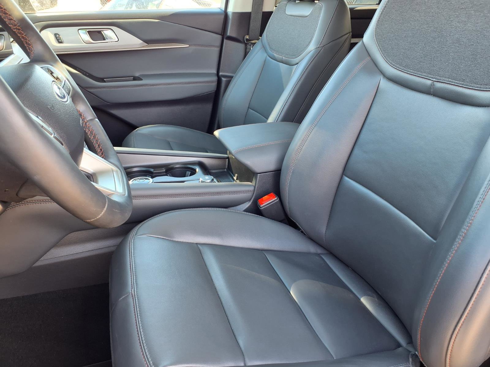 Used 2025 Ford Explorer Active w/ Active Comfort Package image 3