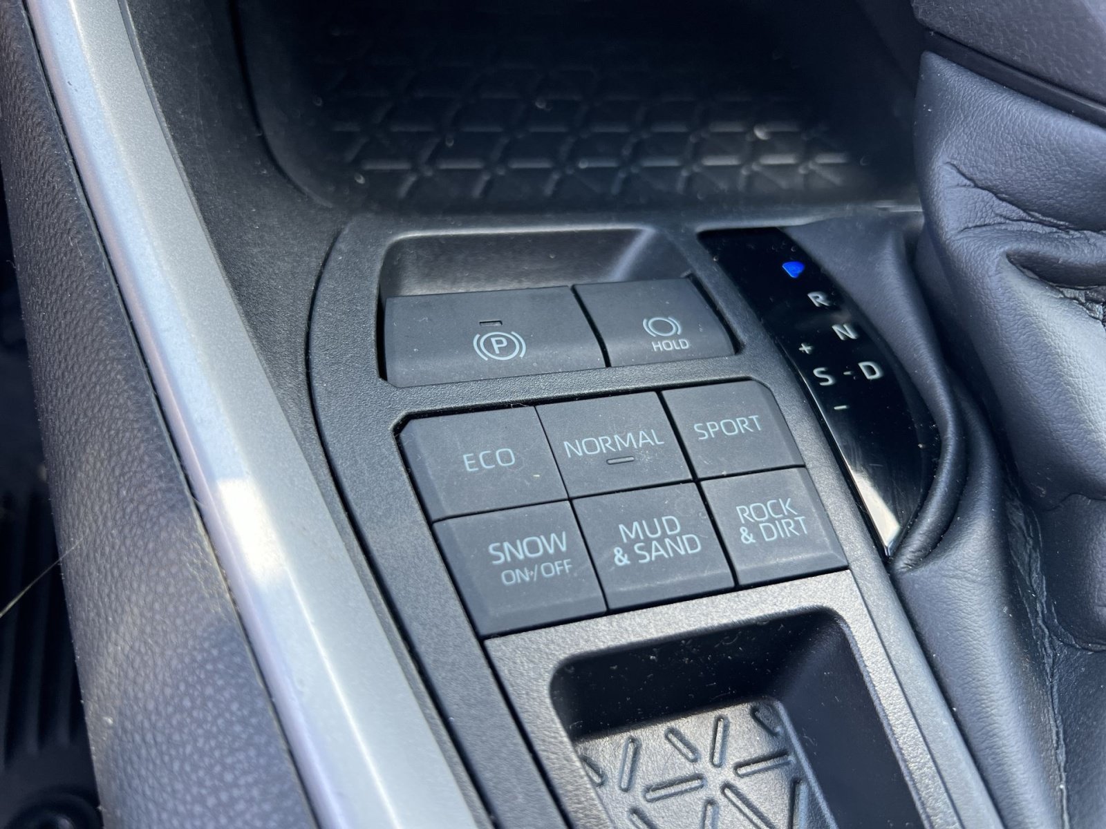 Used 2023 Toyota RAV4 LE AWD/4WD image 32