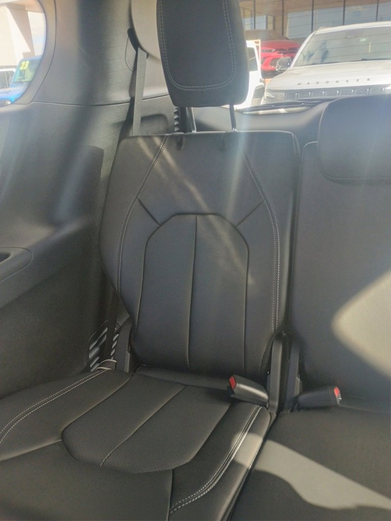 New 2025 Chrysler Pacifica Select image 24