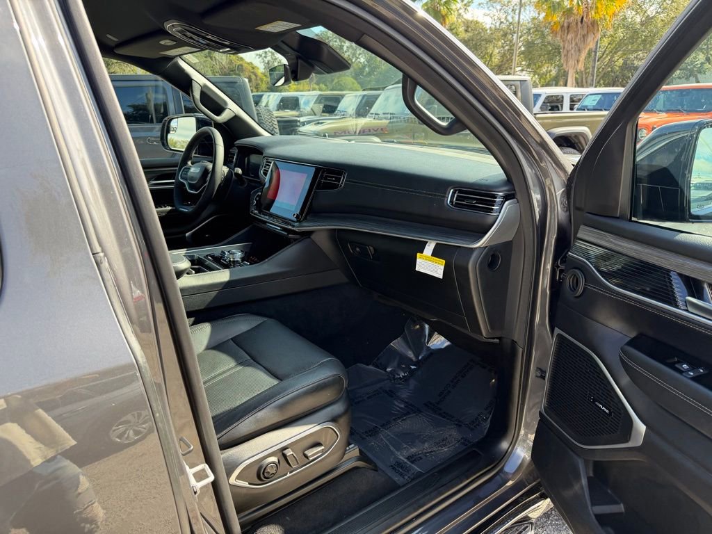 Used 2023 Jeep Wagoneer Series III w/ Preferred Equipment Group image 31