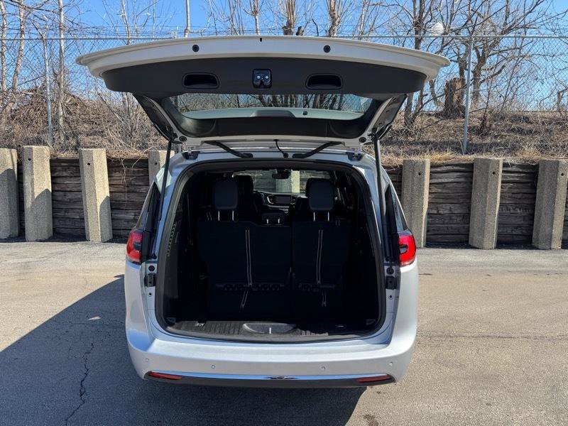 Used 2026 Chrysler Pacifica Select FWD image 33