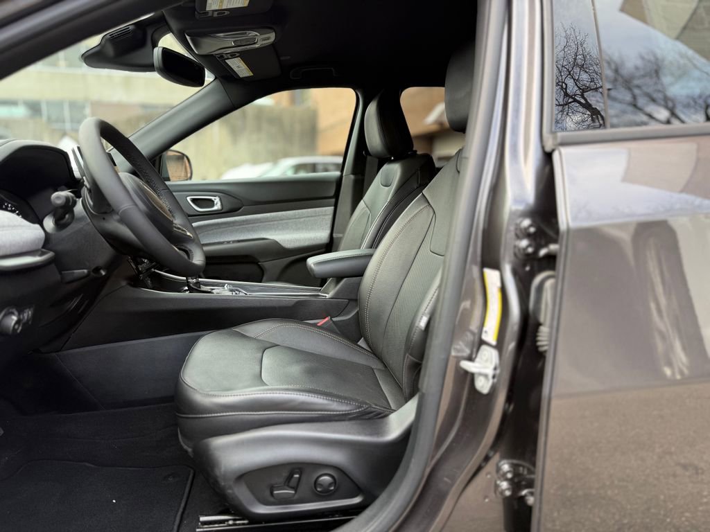 Used 2023 Jeep Compass Latitude image 11