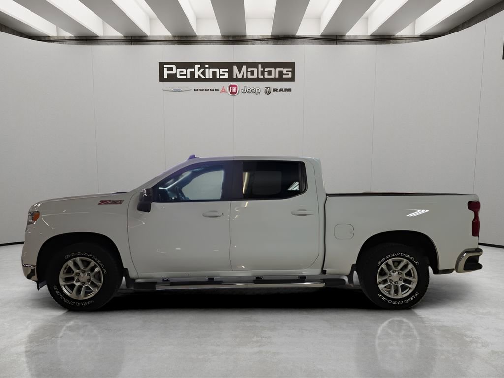 Used 2025 Chevrolet Silverado 1500 LT image 2