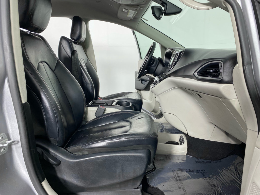 Used 2018 Chrysler Pacifica Touring-L FWD image 9