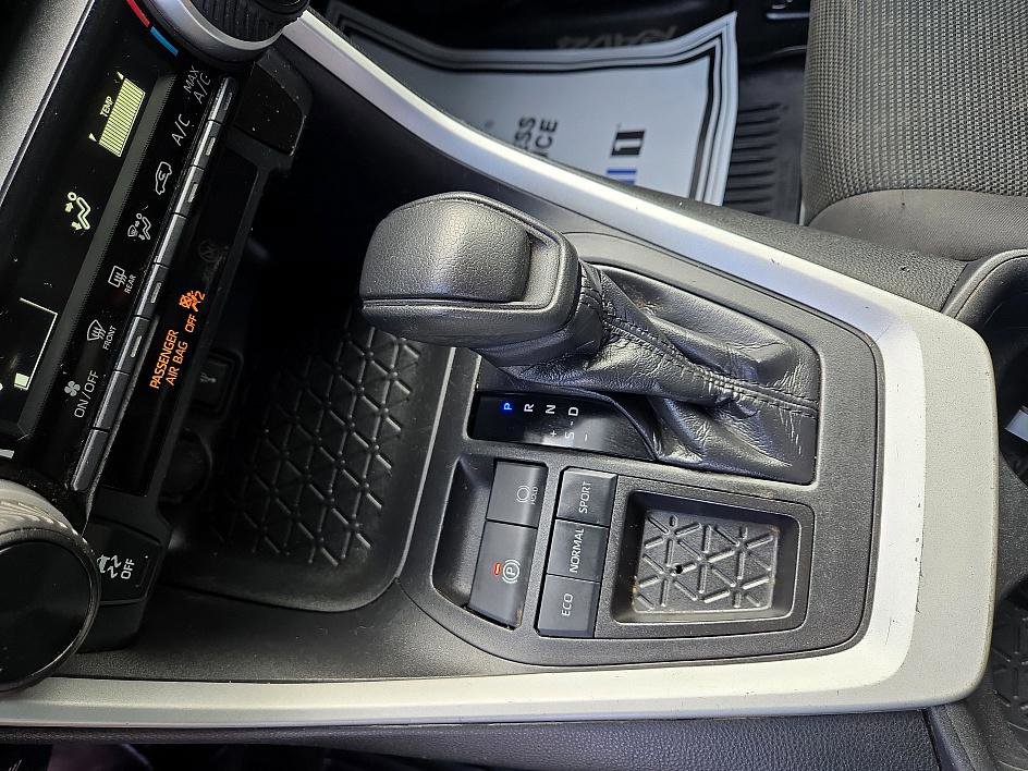 Used 2020 Toyota RAV4 LE image 17