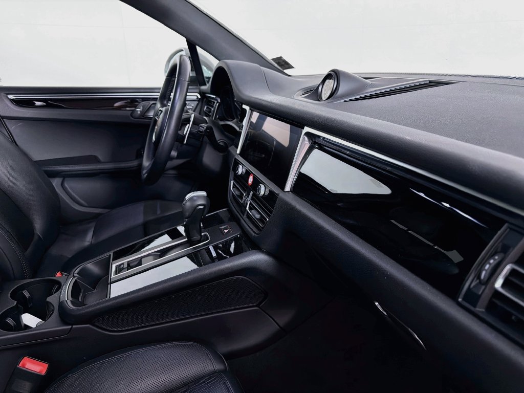 Certified 2023 Porsche Macan S AWD/4WD image 31