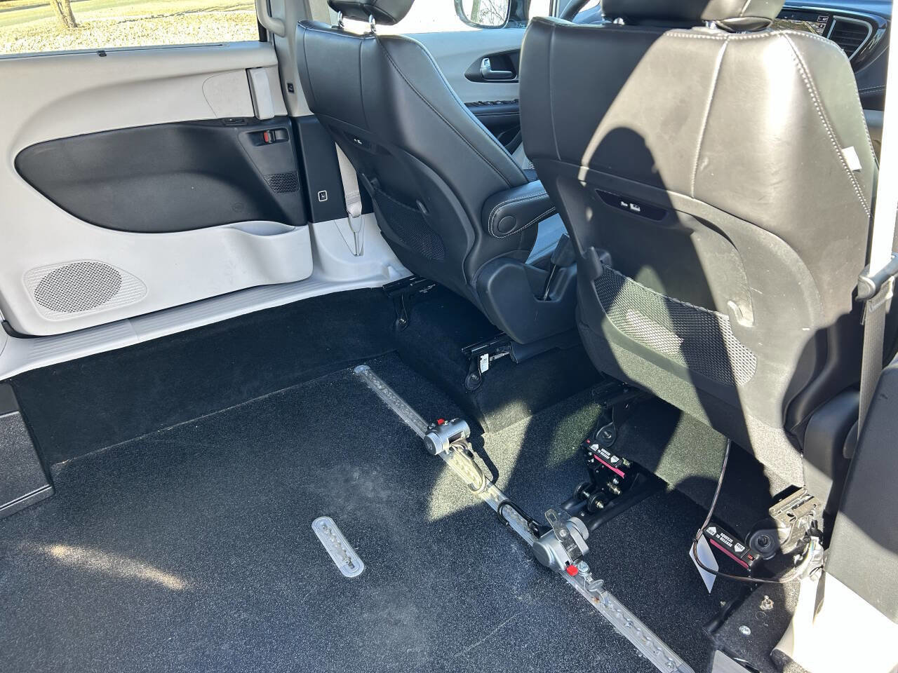 Used 2024 Chrysler Pacifica Touring-L image 6