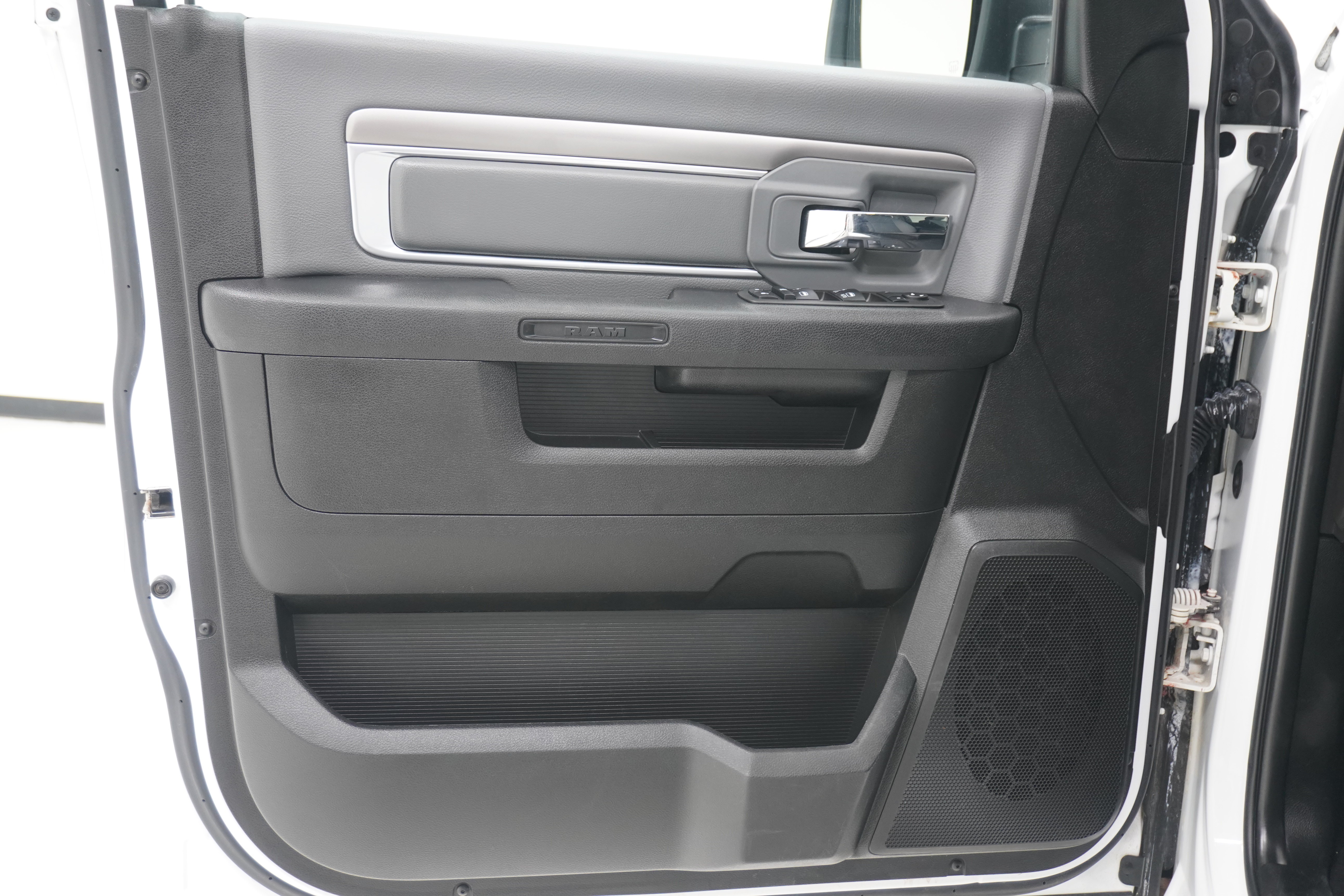 Used 2023 RAM 1500 Classic SLT w/ Electronics Group AWD/4WD image 13