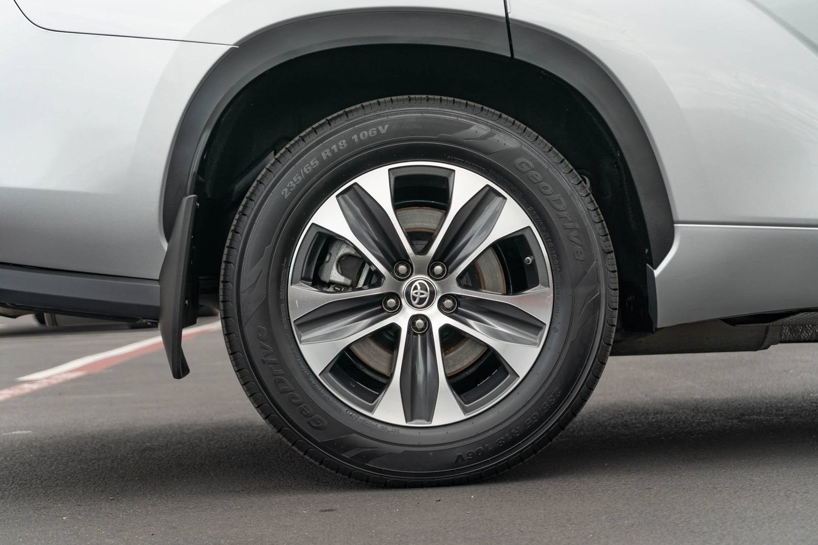 Used 2024 Toyota Highlander XLE FWD image 9