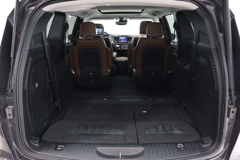 Used 2017 Chrysler Pacifica Limited w/ UConnect Theater Package FWD image 38