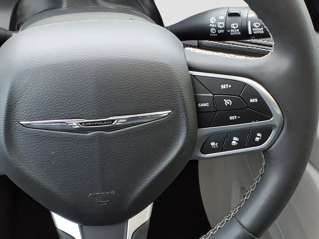 Used 2023 Chrysler Pacifica Limited FWD image 11
