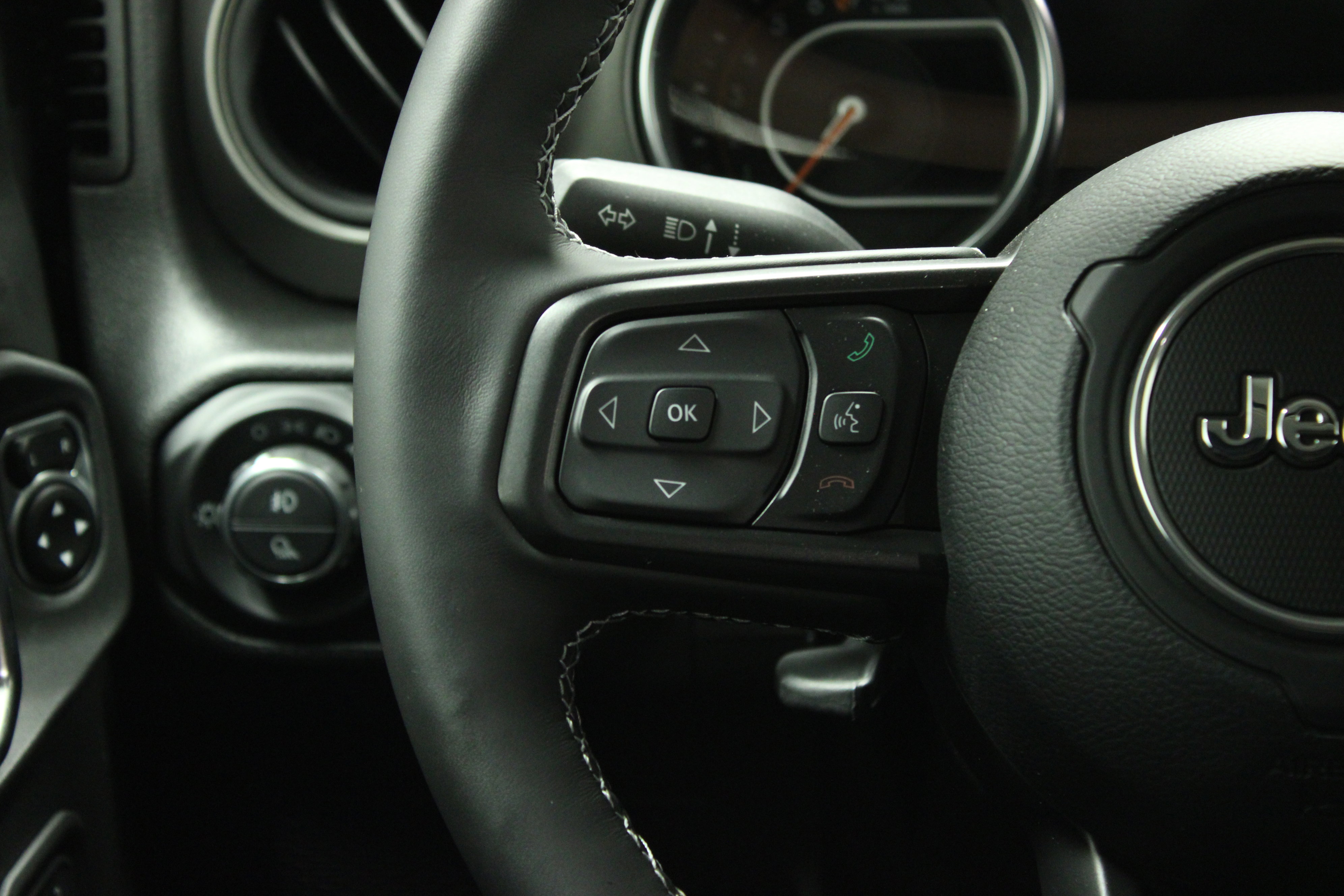 Used 2023 Jeep Gladiator Sport image 23