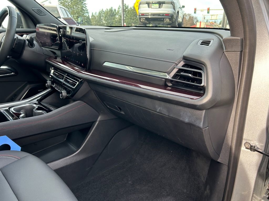 Used 2025 Chevrolet Traverse Z71 image 26