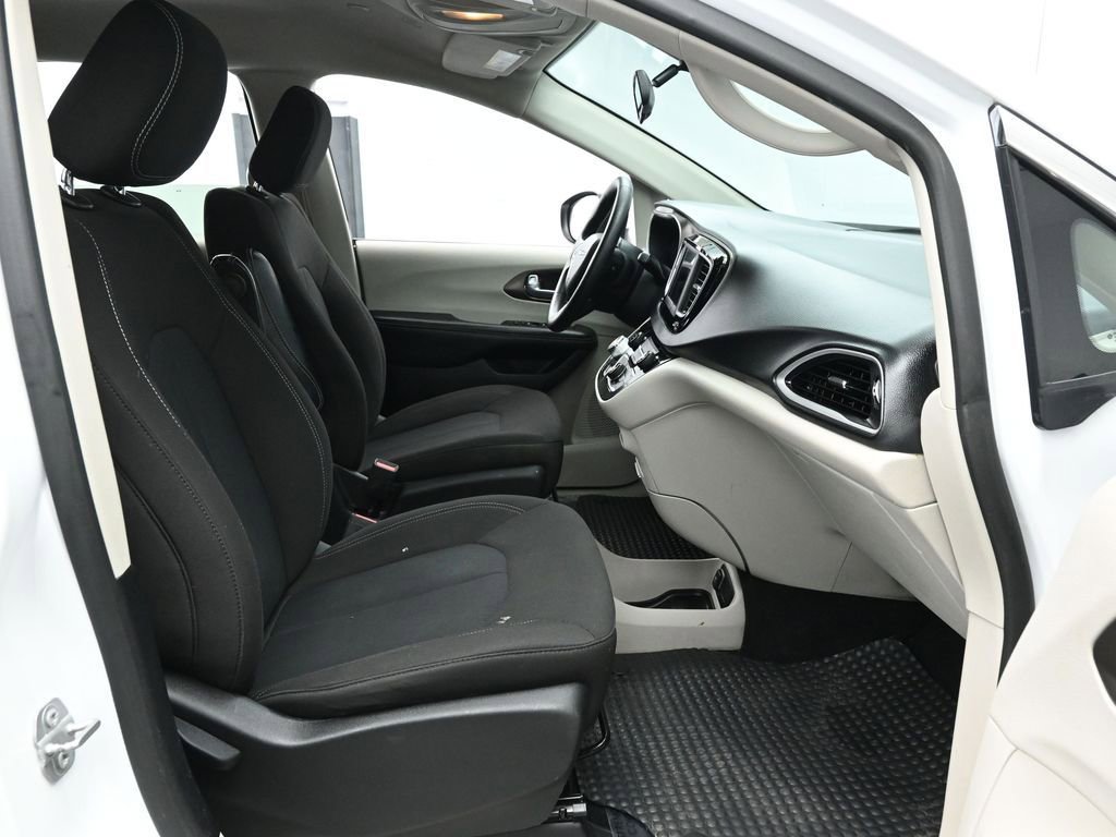 Used 2021 Chrysler Voyager L image 21