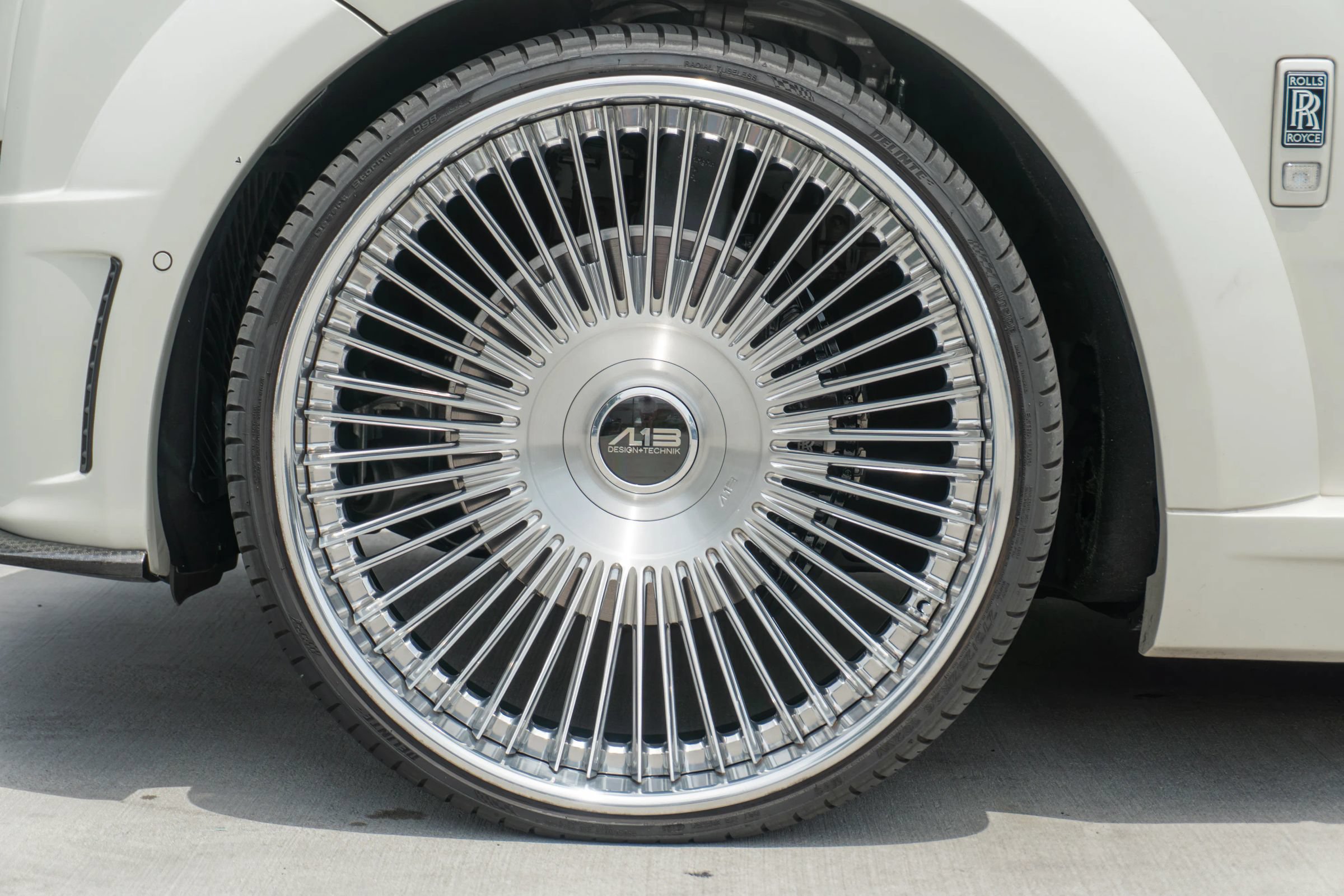 Used 2025 Rolls-Royce Cullinan AWD/4WD image 19