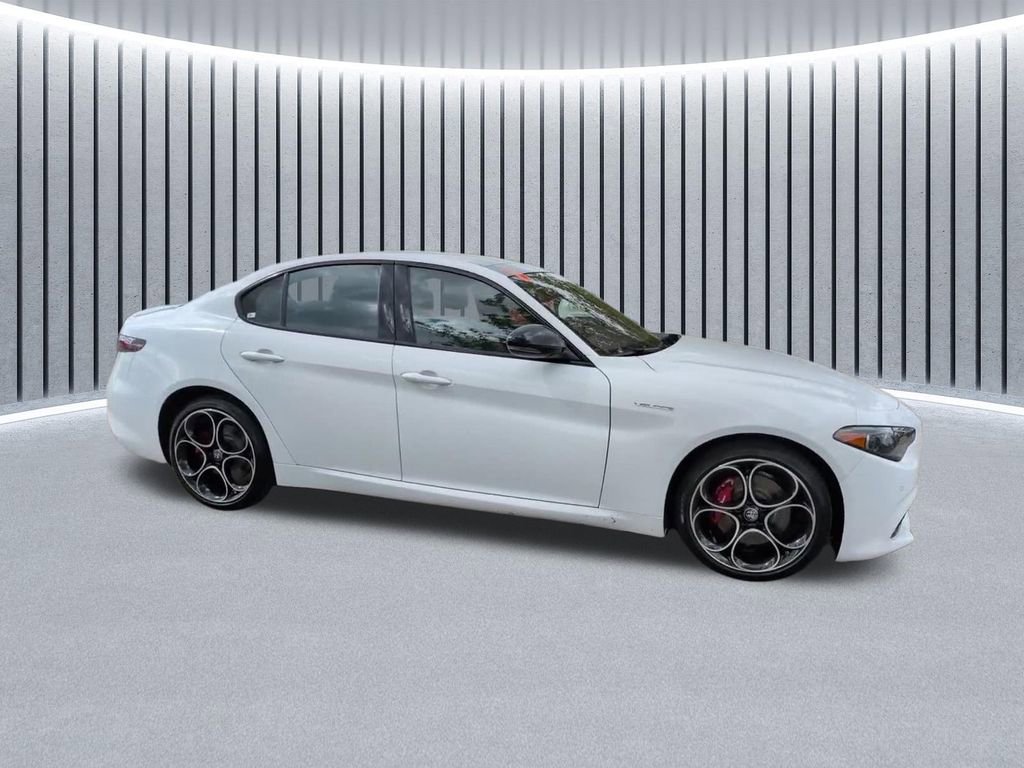 Used 2024 Alfa Romeo Giulia Veloce AWD/4WD image 3