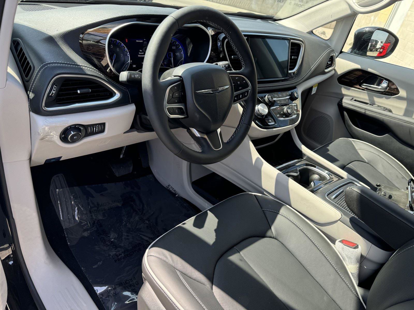 New 2024 Chrysler Pacifica Limited FWD image 13