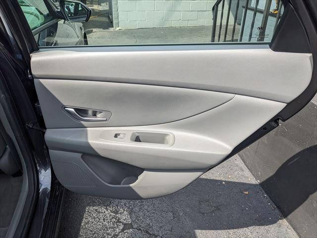 Used 2021 Hyundai Elantra SE FWD image 16