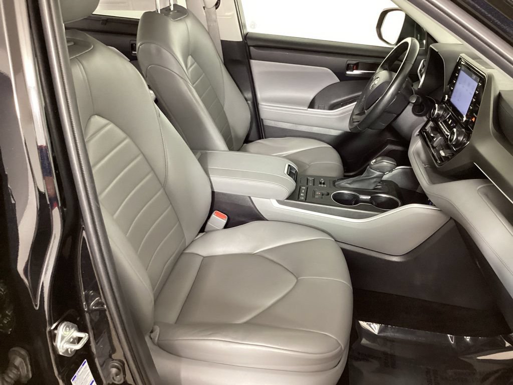 Used 2022 Toyota Highlander XLE AWD/4WD image 41