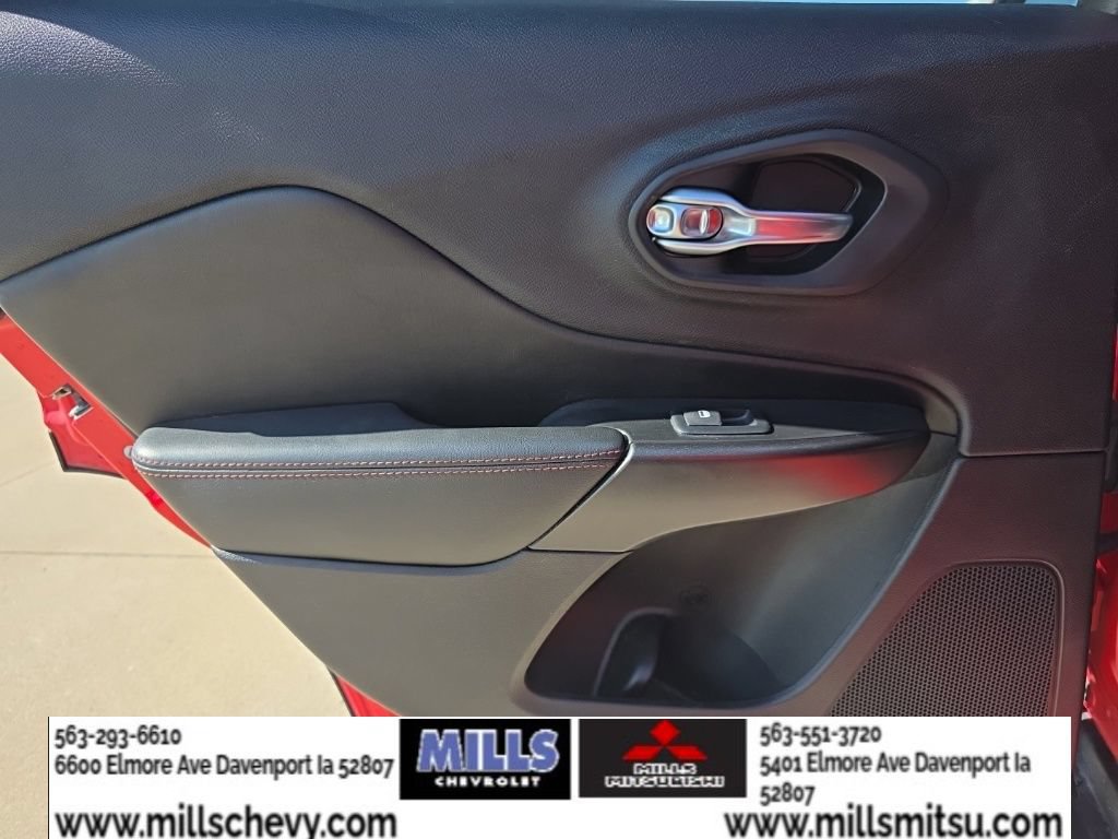Used 2019 Jeep Cherokee Trailhawk w/ Cold Weather Group AWD/4WD image 16