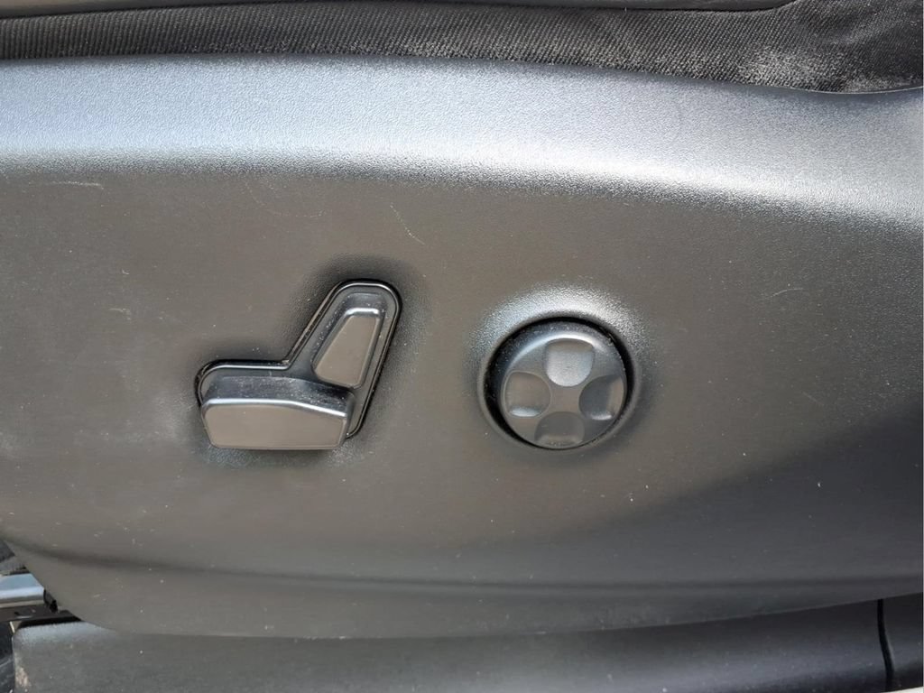 Used 2023 Chrysler Pacifica Touring-L FWD image 27
