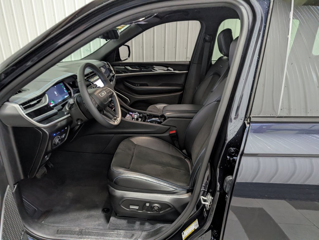 Used 2022 Jeep Grand Cherokee Trailhawk w/ Advanced Protech Group II AWD/4WD image 15