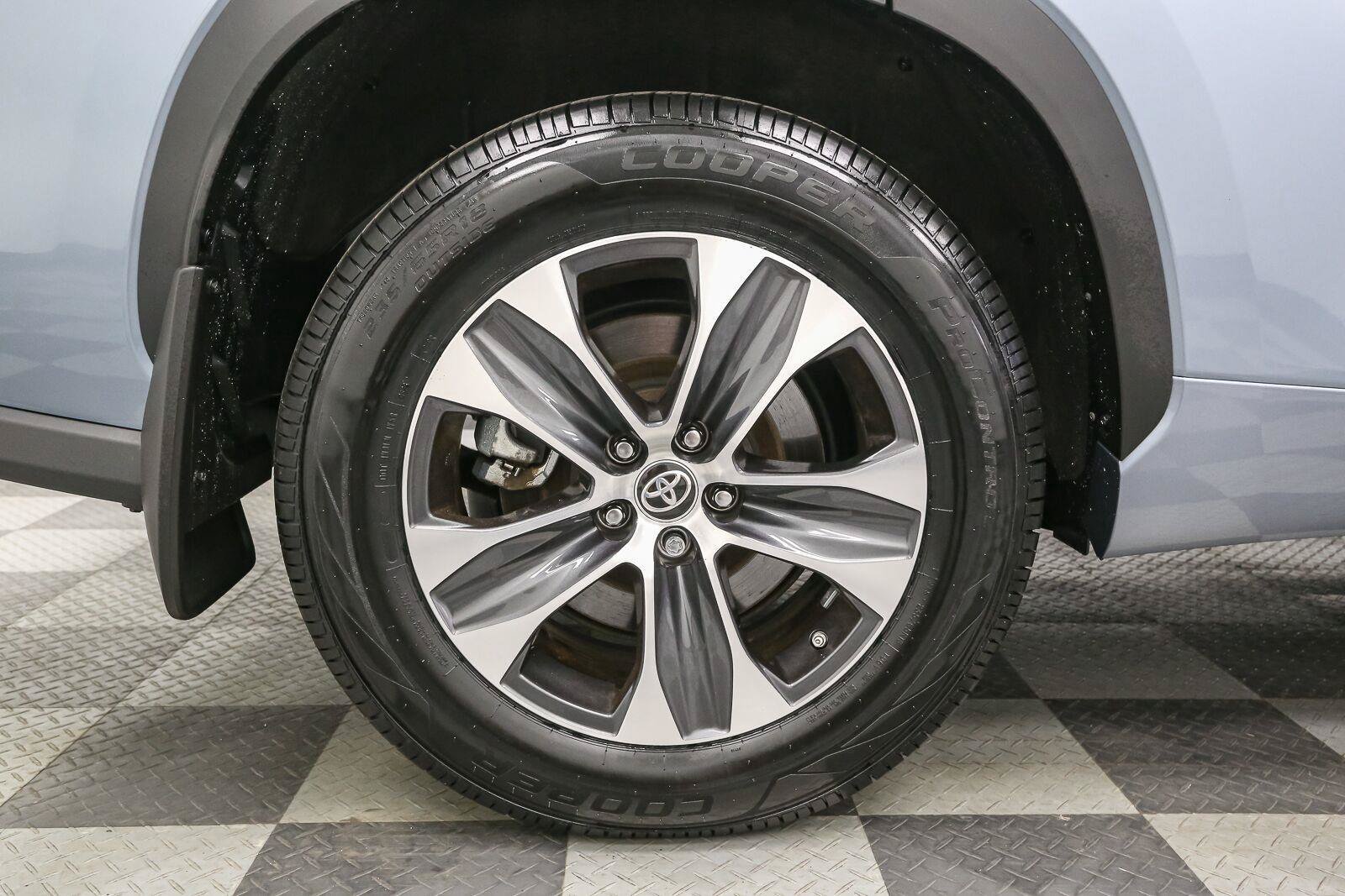 Used 2023 Toyota Highlander XLE AWD/4WD image 18