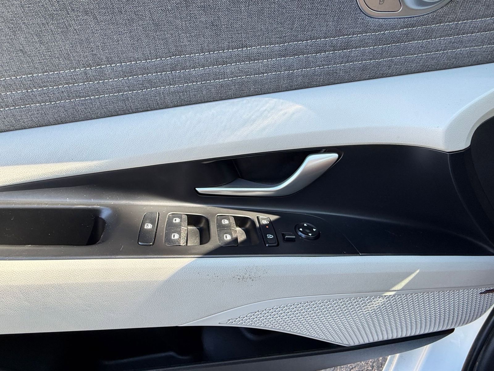Used 2025 Hyundai Elantra Limited image 18