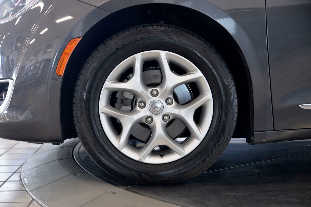 Used 2019 Chrysler Pacifica Limited w/ Advanced Safetytec Group image 10