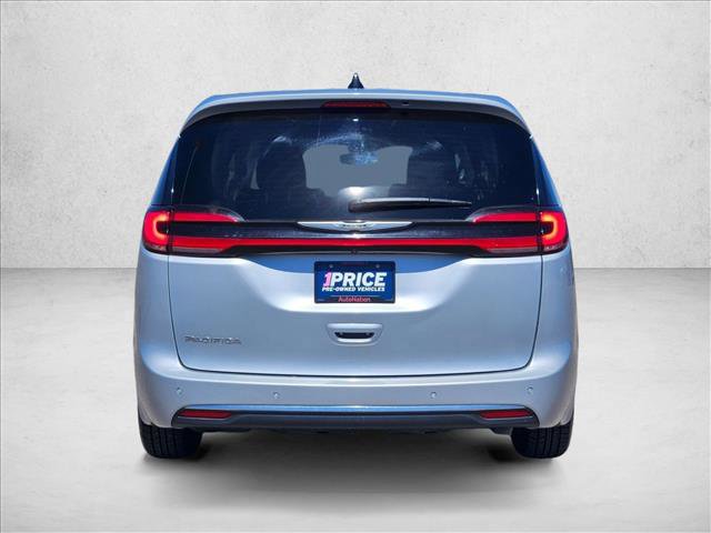 Used 2023 Chrysler Pacifica Touring-L image 8