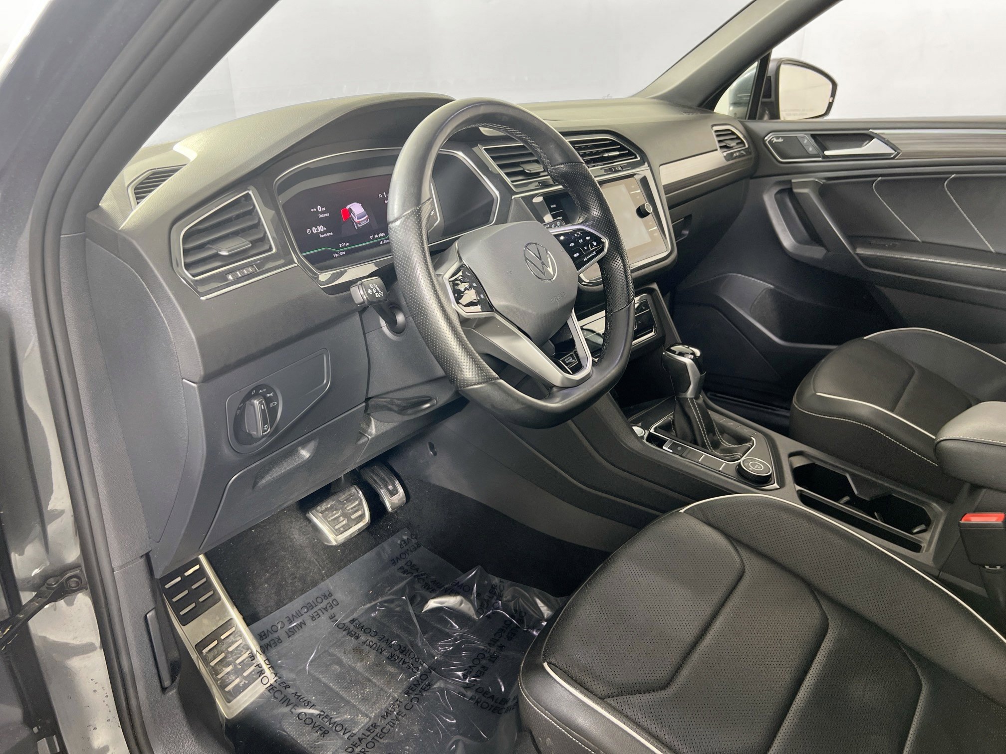 Used 2022 Volkswagen Tiguan SEL R-Line image 9