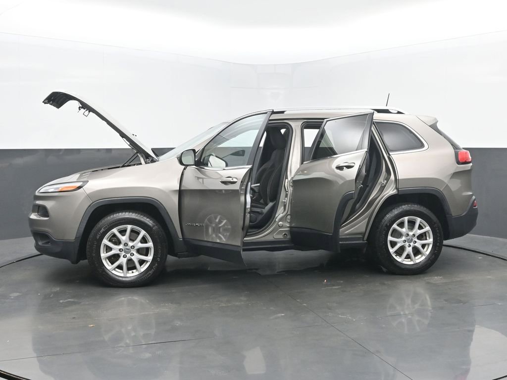Used 2017 Jeep Cherokee Latitude w/ Cold Weather Group AWD/4WD image 53