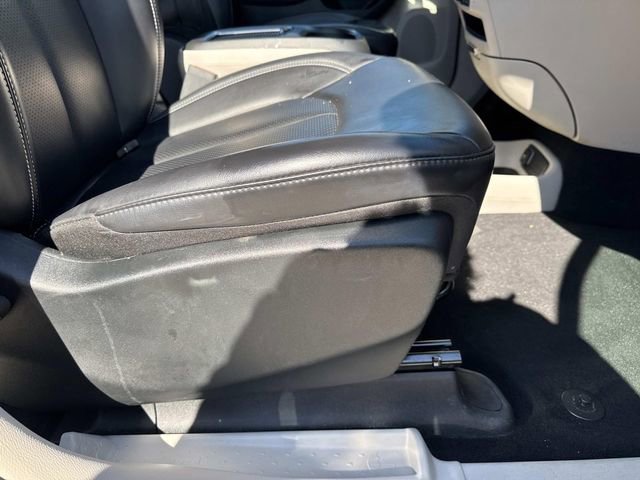 Used 2023 Chrysler Pacifica Touring-L image 11