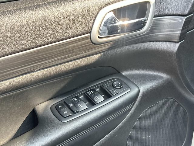 Used 2019 Jeep Grand Cherokee Laredo AWD/4WD image 16
