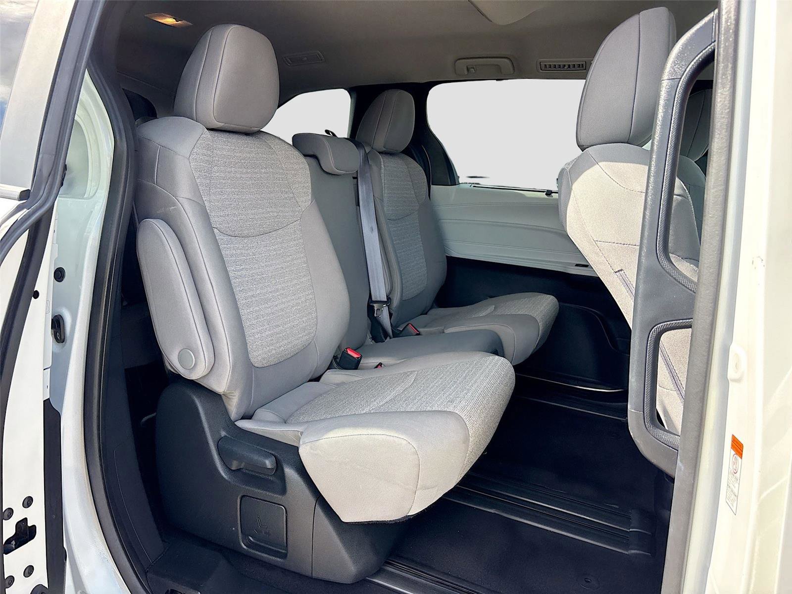 Used 2025 Toyota Sienna LE FWD image 27