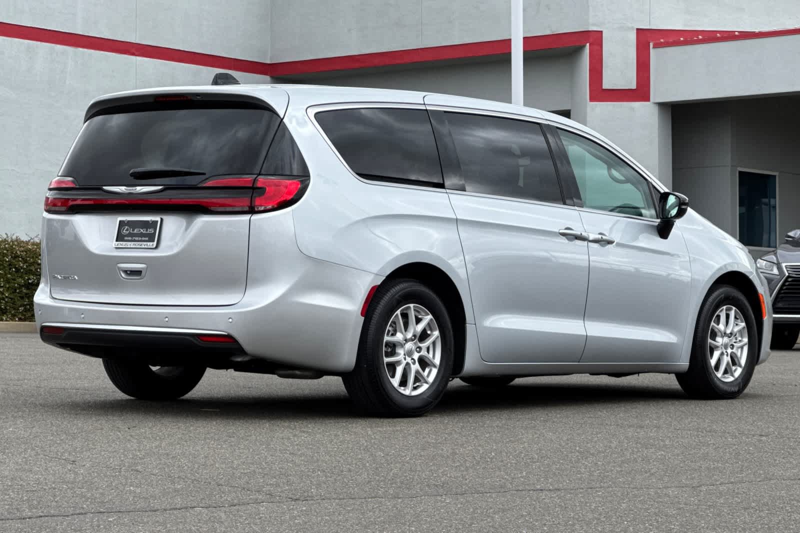 Used 2024 Chrysler Pacifica Touring-L FWD image 2