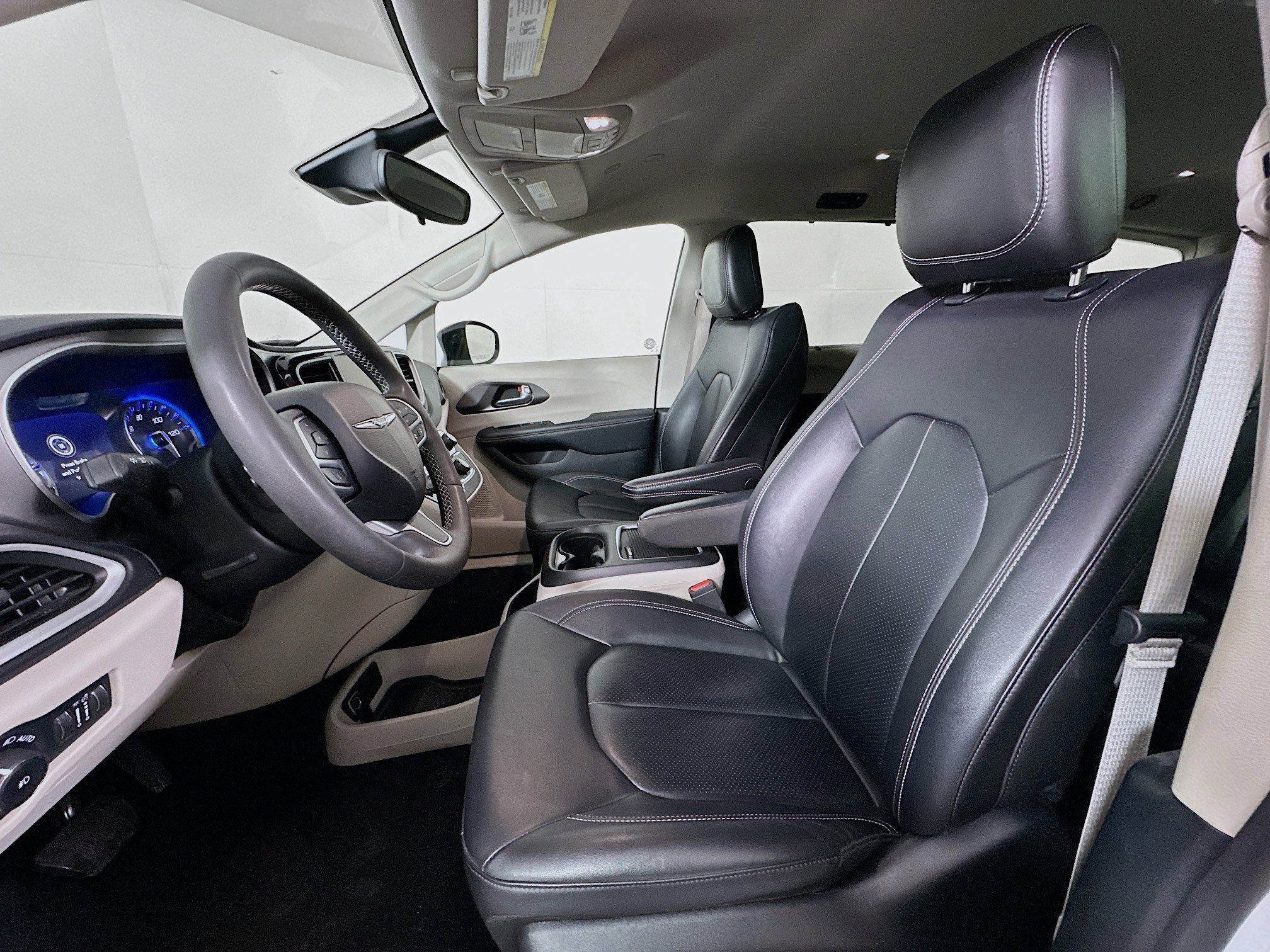 Used 2024 Chrysler Pacifica Touring-L image 13