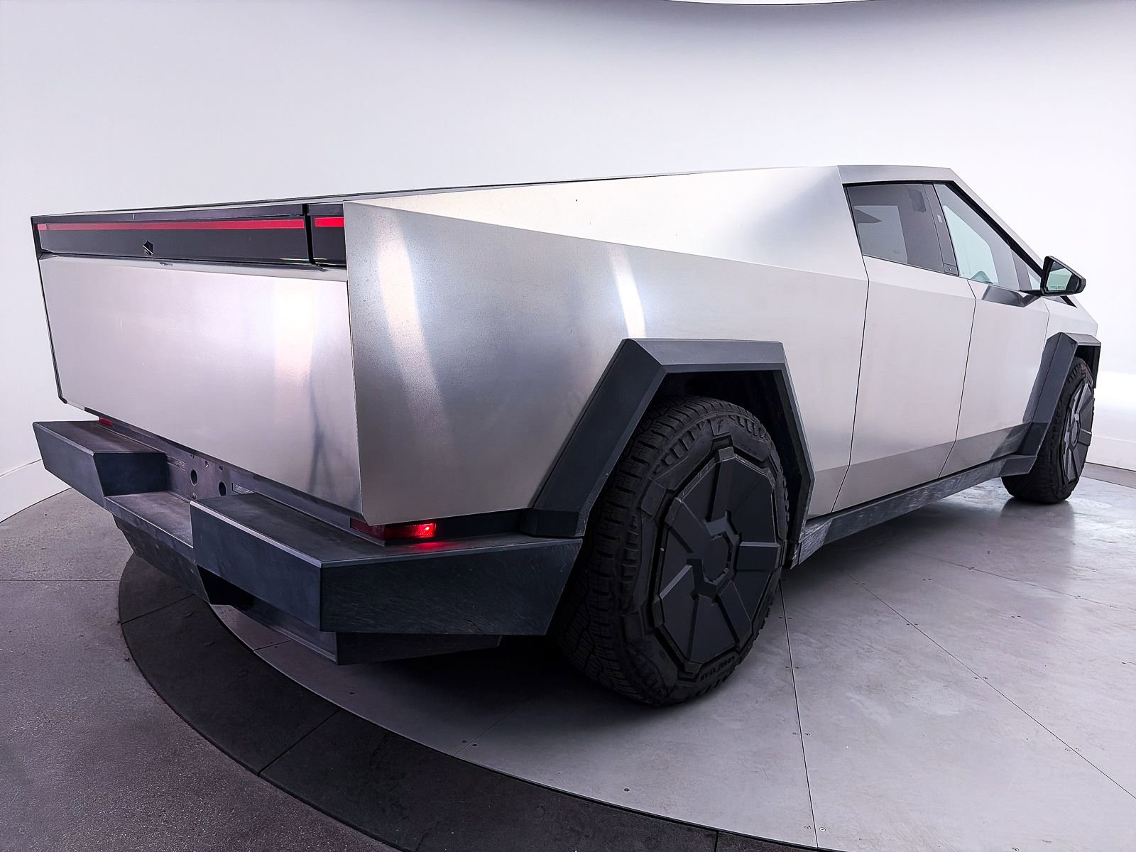 Used 2024 Tesla Cybertruck AWD Crew Cab image 15