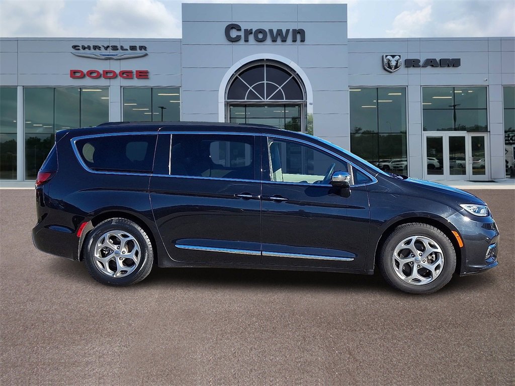 Used 2023 Chrysler Pacifica Limited image 7